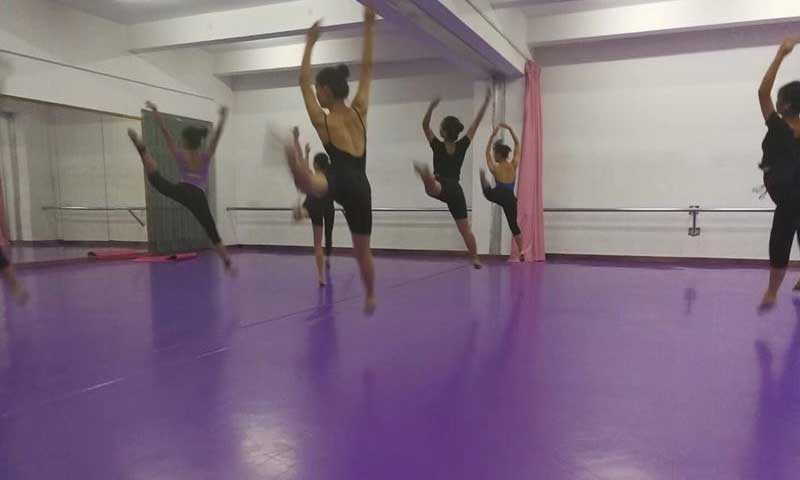 舞蹈地膠的優(yōu)良特性決定適合鋪在地暖房間