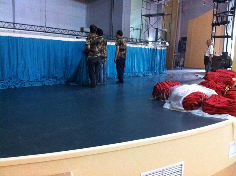 選擇塑膠地板應(yīng)該注意些什么呢？